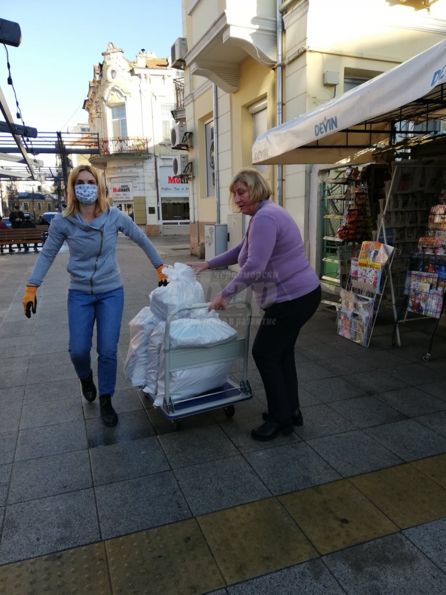 За първия ден: 20 тона книги бяха преместени в новия дом на Бургаската библиотека 
